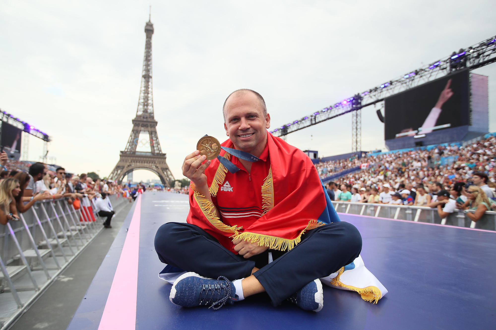 Damir Mikec sa olimpijskom medaljom ispred Ajfelovog tornja, Pariz 2024